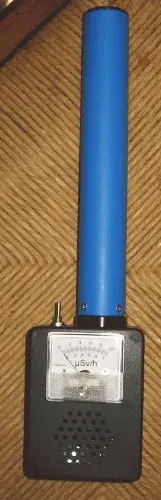 Compteur Geiger analogique portable Ludens avec tube long au-dessus du boîtier et cadran à aiguille
