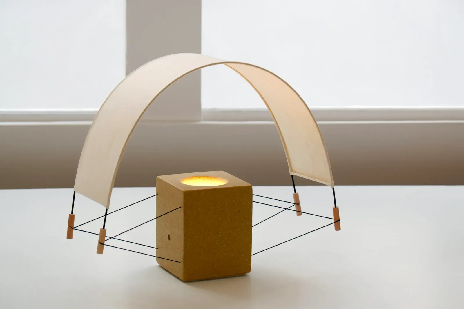 Lampe Écla de Maison Cédrat montrant sa base en terre et sa voile en papier washi