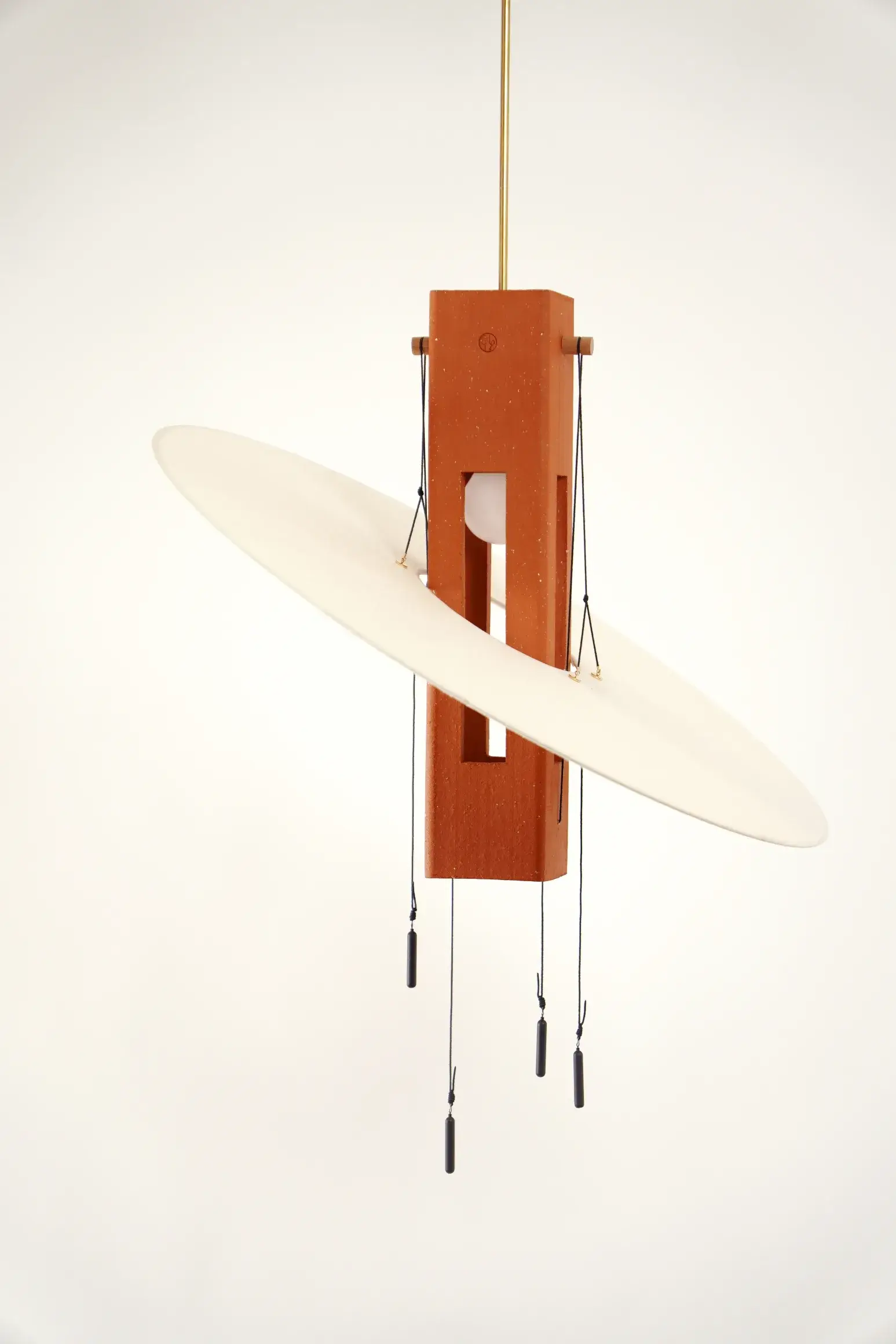 Suspension Nova Terracotta avec son voile de papier washi incliné autour du corps en brique