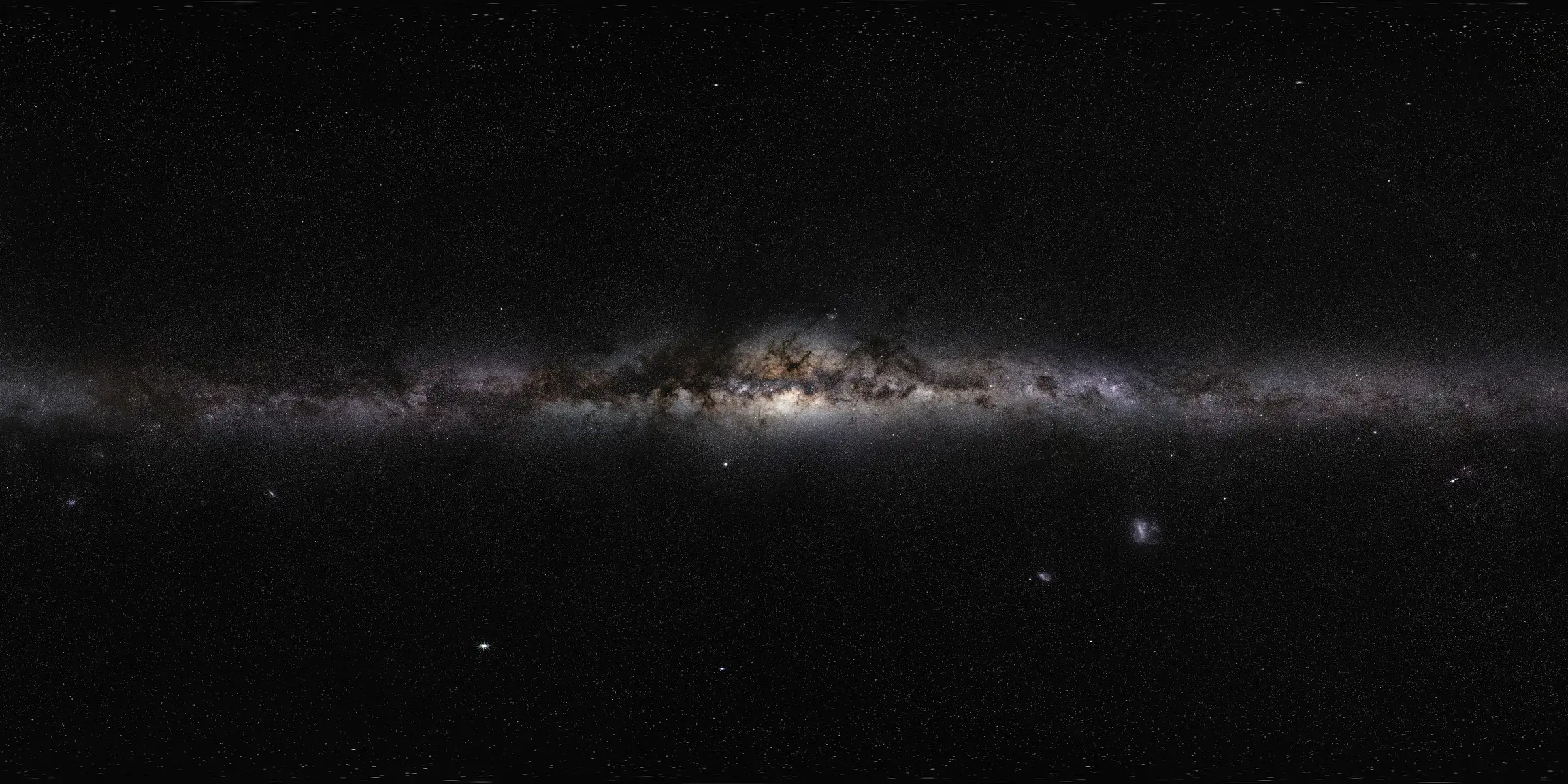 Panorama de la Voie lactée : le disque galactique traversé de bandes de poussière sombres au-dessus d'un site d'observation