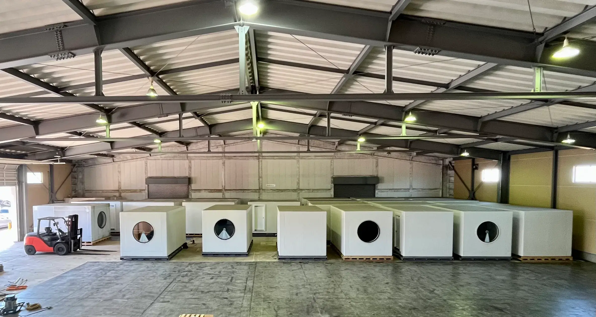 Capsule de la Nakagin Capsule Tower extraite après la démolition et préparée pour restauration