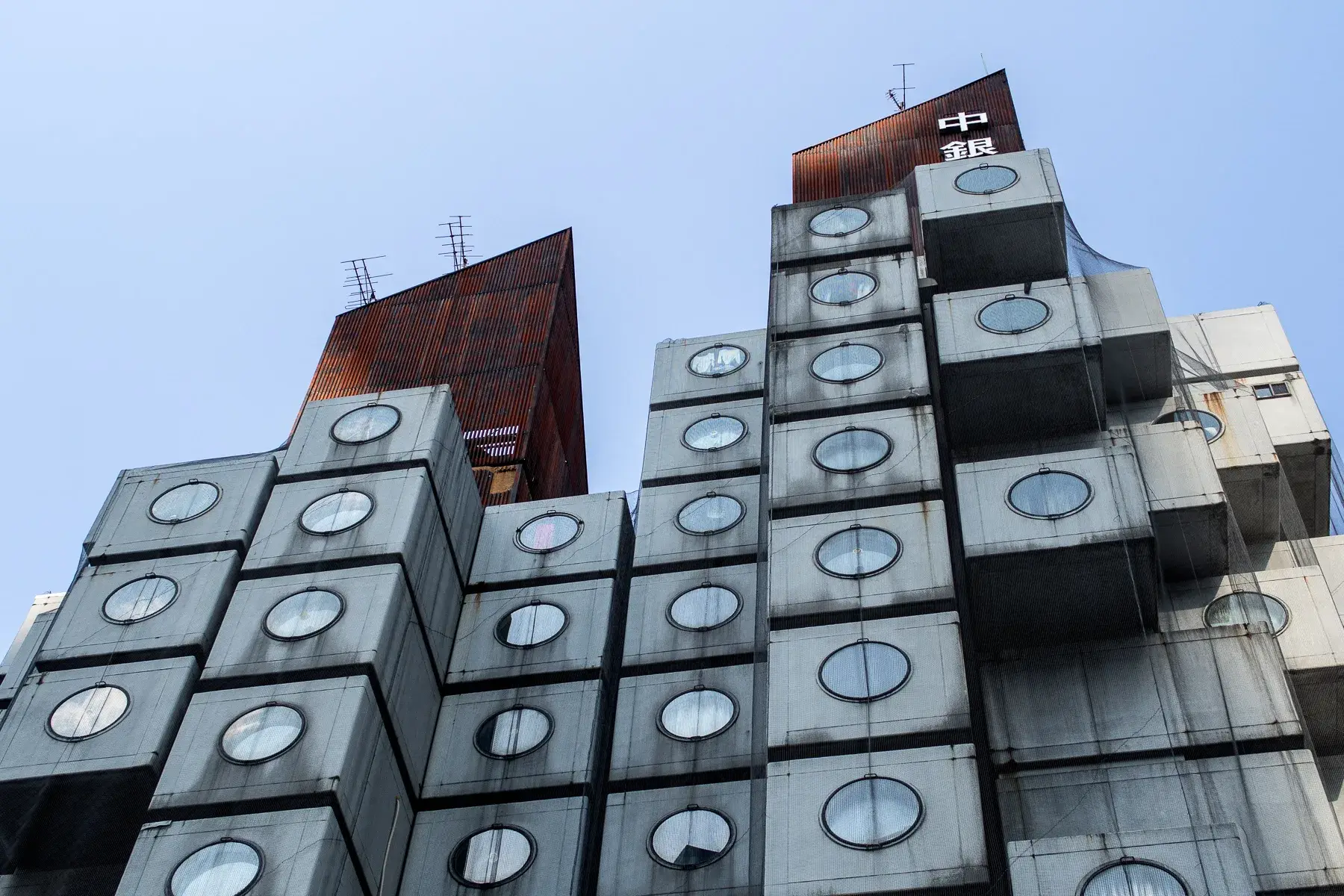 La Nakagin Capsule Tower à Tokyo, avec ses capsules préfabriquées fixées aux deux noyaux de béton