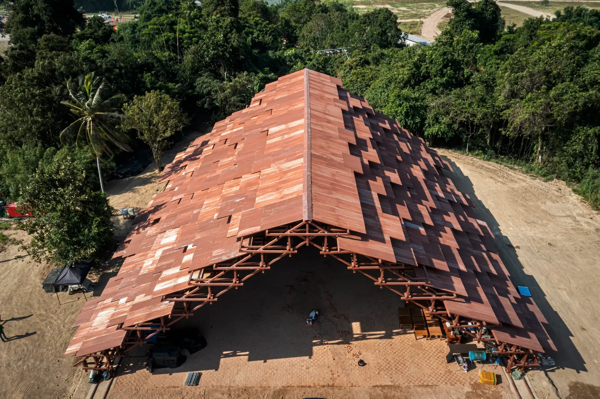 Le pavillon Neramit à Wonderfruit, grande toiture triangulaire ouverte en acier et tôle ondulée