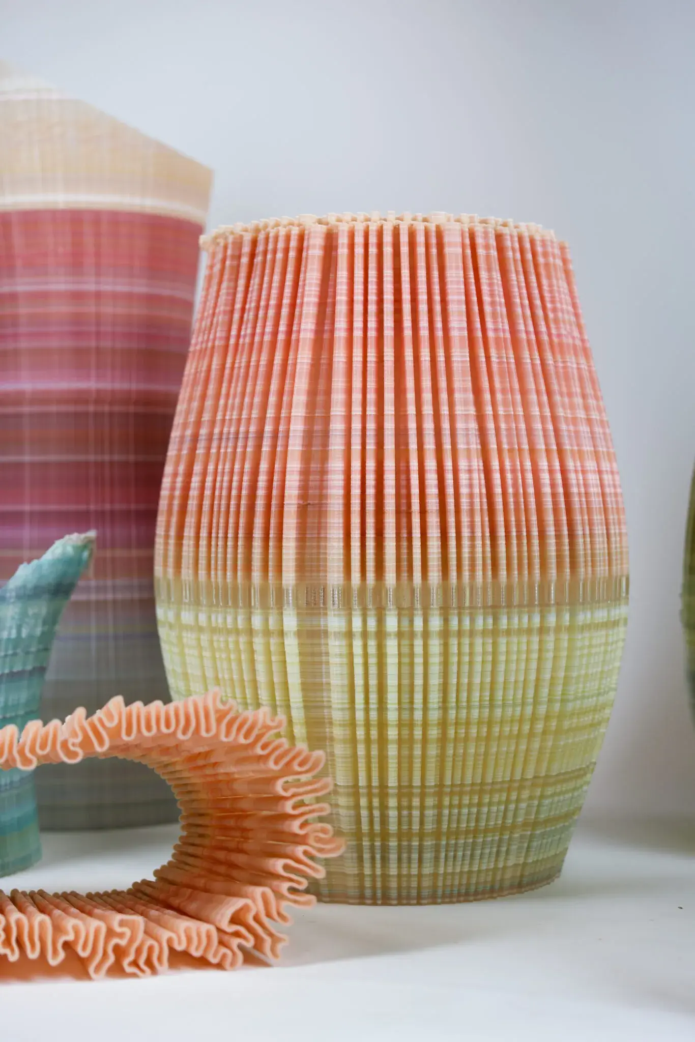 Une grande forme translucide imprimée en plastique recyclé dans l’installation Ninefold