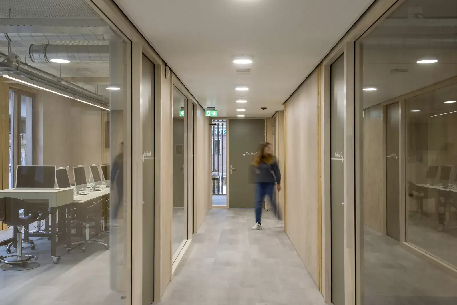 Couloir intérieur de l'OBA Next Lab montrant le bois et des éléments techniques laissés visibles