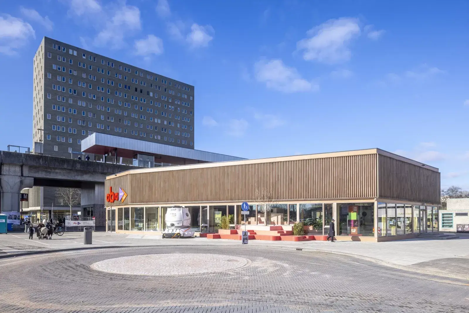 OBA Next Lab à Kraaiennest, bâtiment bas en bois composé de modules autour d'un espace public central
