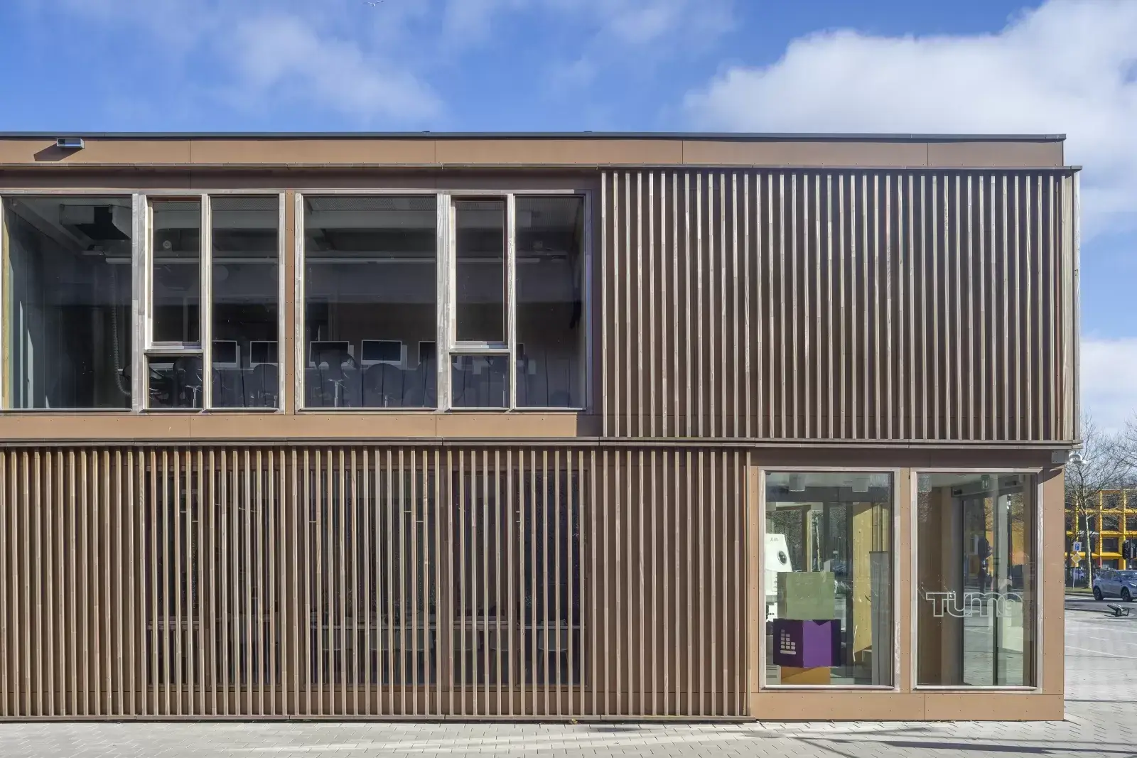 Façade vitrée et bardage bois de l'OBA Next Lab à Amsterdam