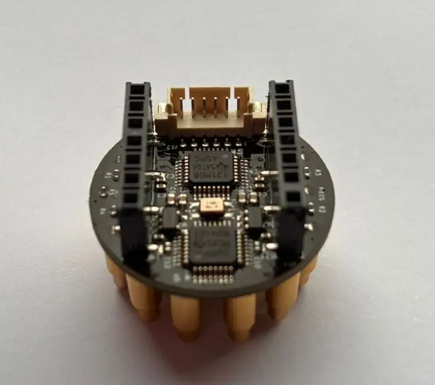 Carte circulaire Octopus 16 équipée de ses contacts pogo pour mesurer des signaux EEG