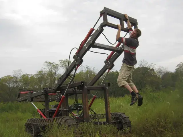 Le LifeTrac II, tracteur open source à chenilles d’Open Source Ecology, dans un champ