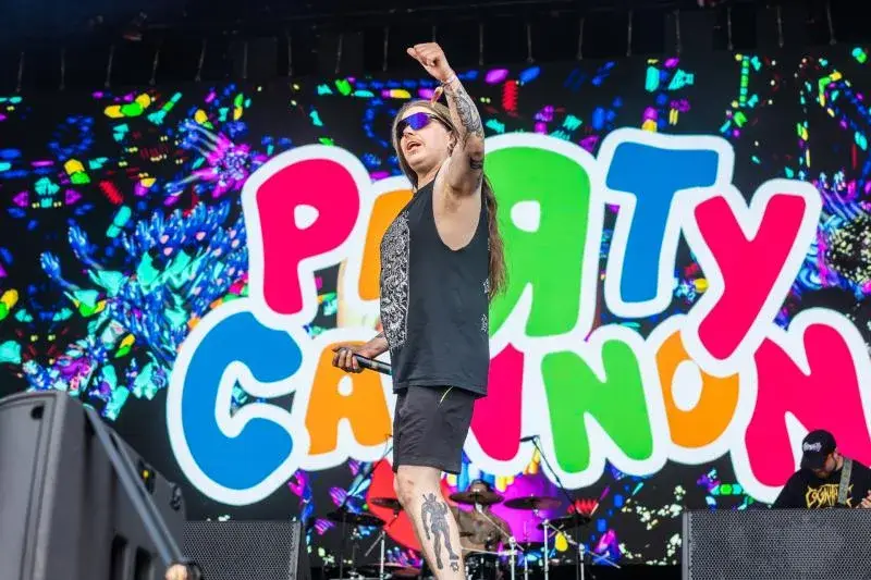 Party Cannon sur scène au festival Bloodstock avec son identité colorée et ses accessoires