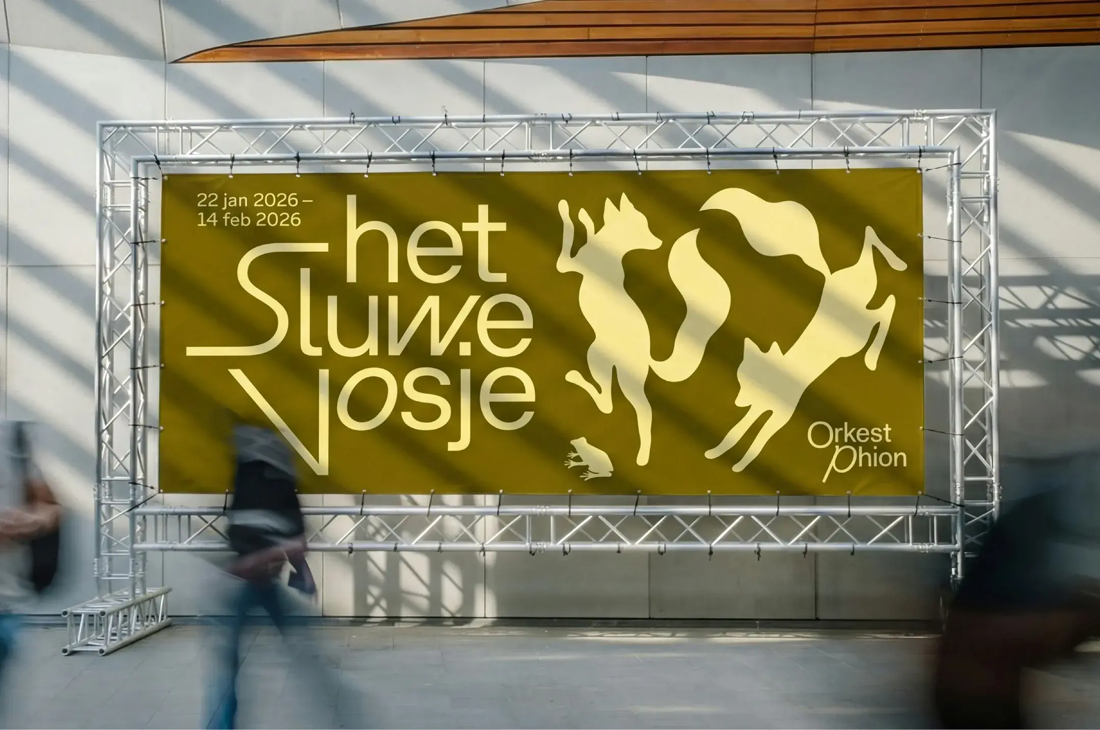 Affiche de campagne Orkest Phion : grande typographie GT Planar inclinée posée sur une photo de concert