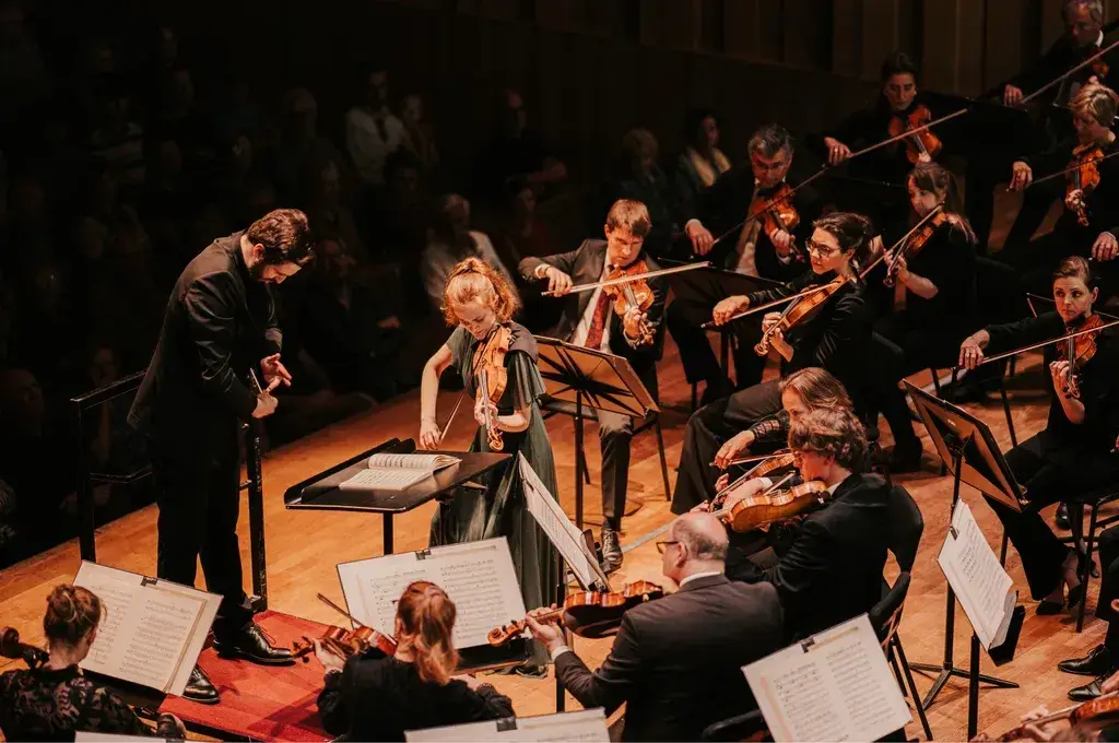 Les musiciens d’Orkest Phion sur scène, image sur laquelle se pose souvent la typographie en mouvements