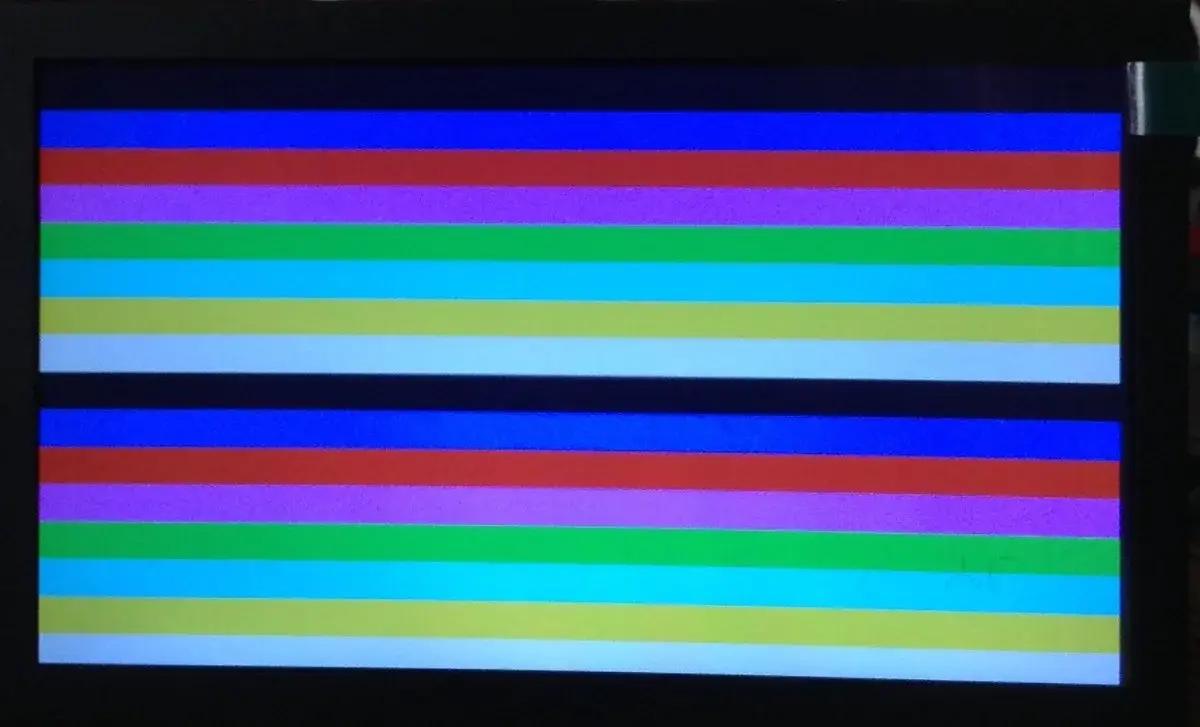 Mire de barres verticales affichant les couleurs du ZX Spectrum sur un moniteur VGA branché à un Raspberry Pi Pico