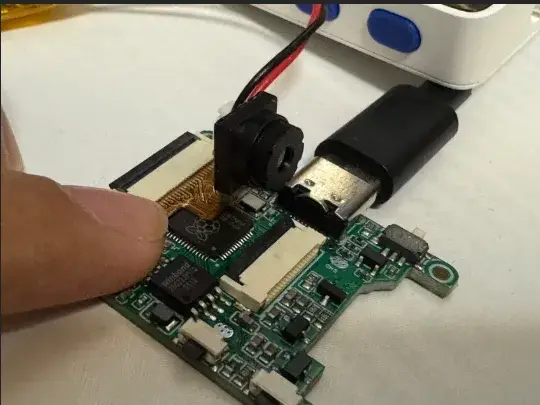 Carte RP2040 reliée à un module caméra dans la documentation PicoCamera