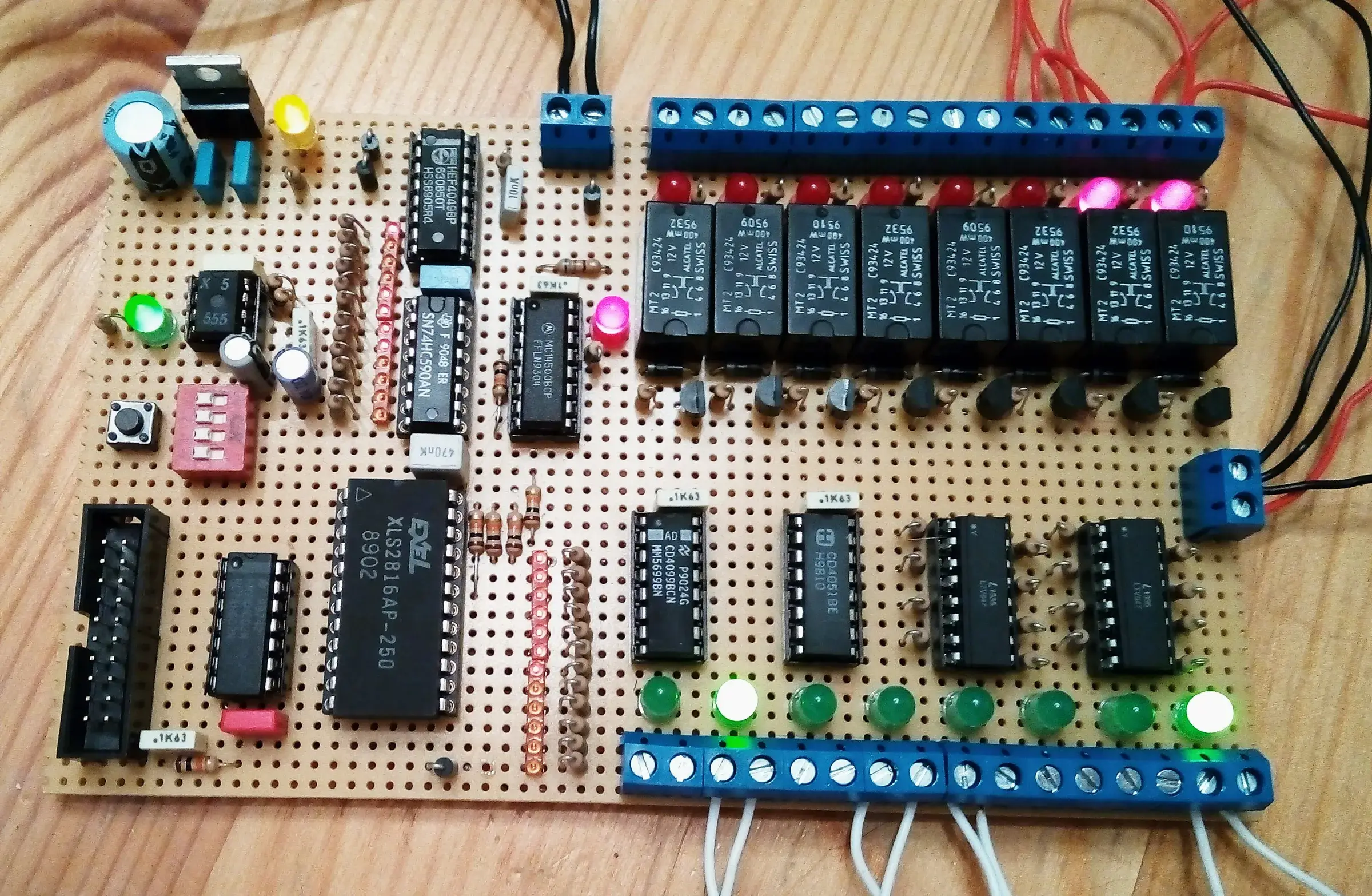 PLC14500 Nano avec MC14500B, interrupteurs, LED, mémoires et logique externe