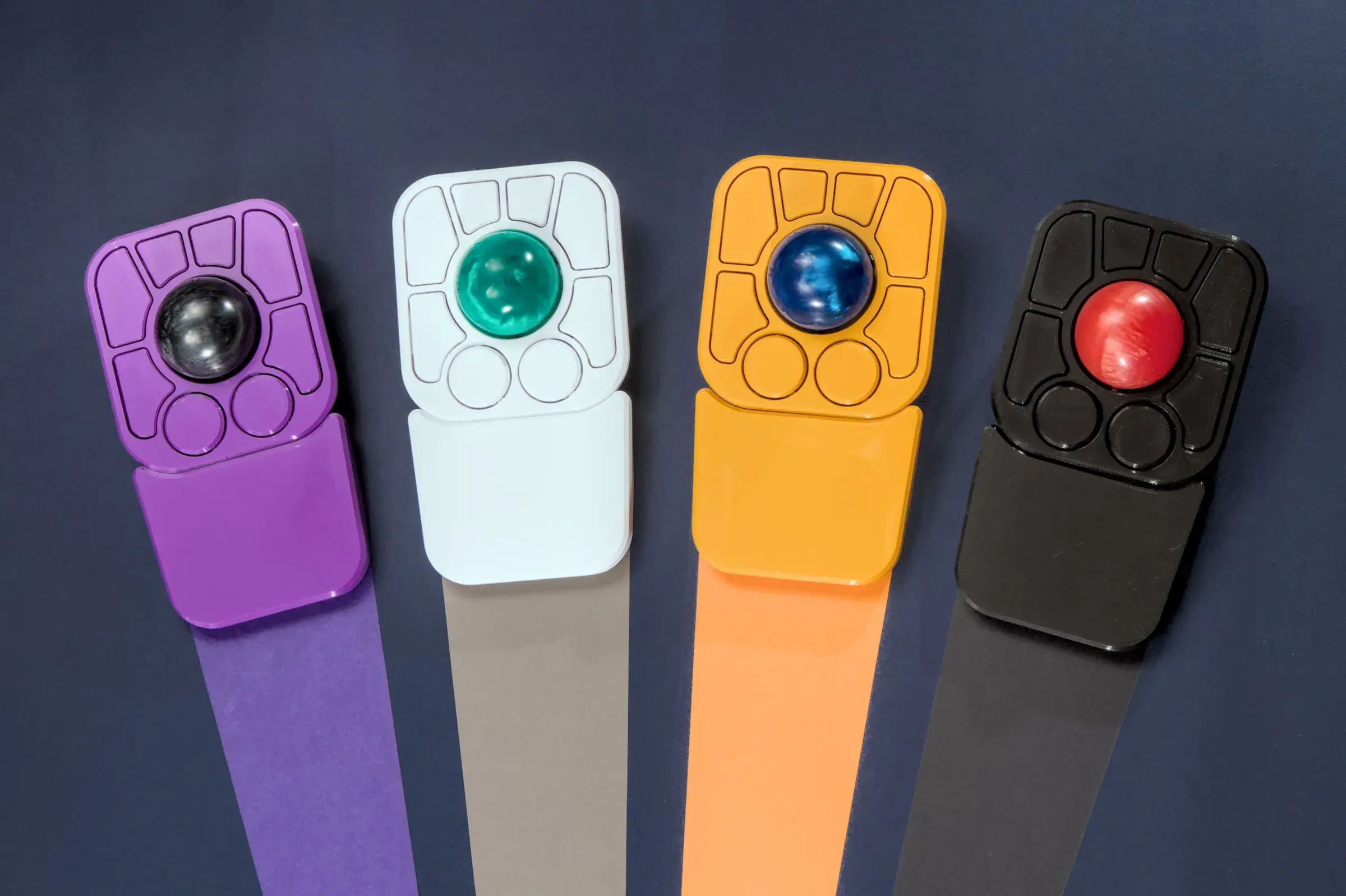 Trackball Ploopy A+ avec ses huit boutons et sa bille centrale