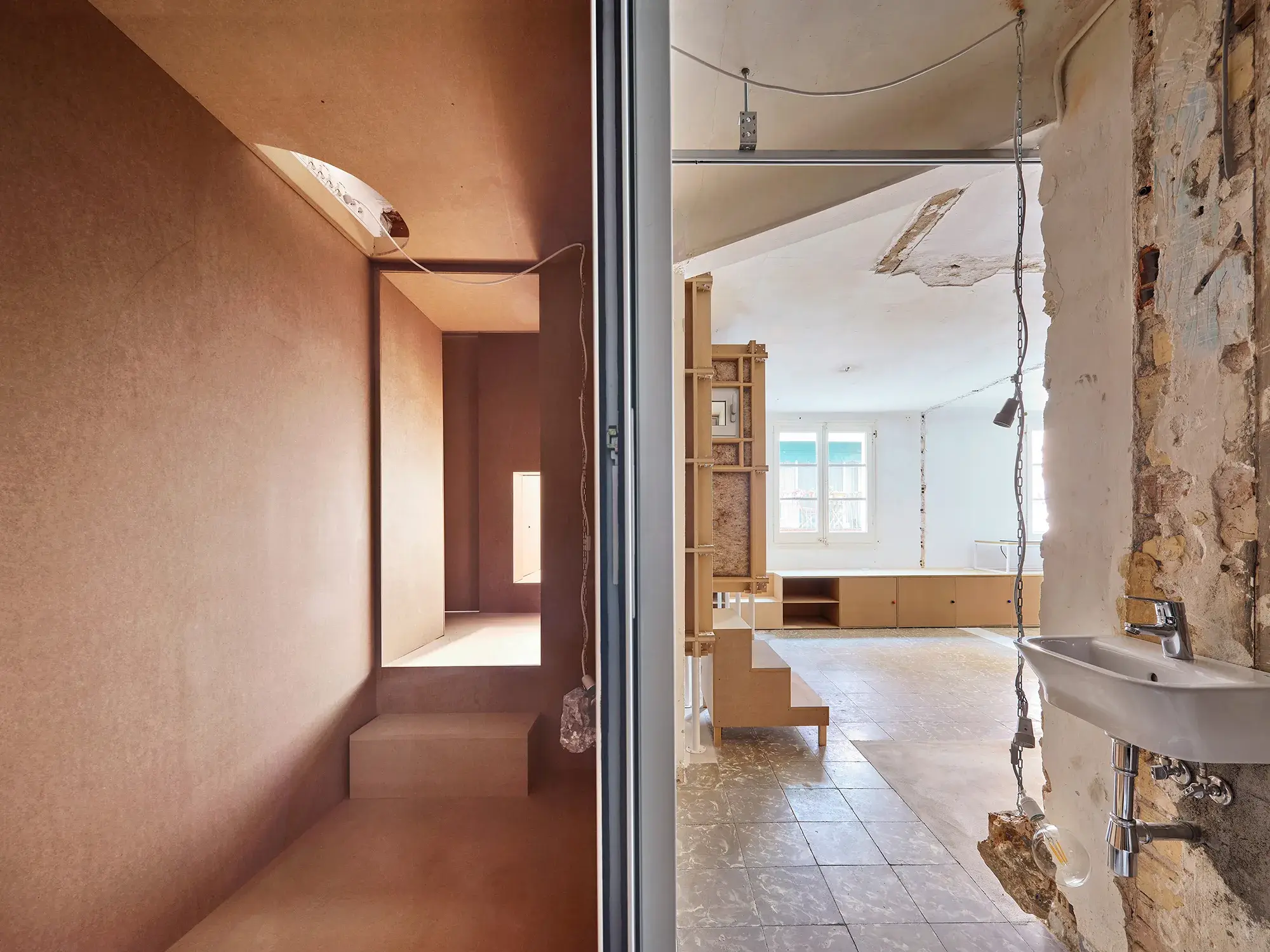 Intérieur de la 10K House de TAKK, construit avec une palette de matériaux volontairement réduite