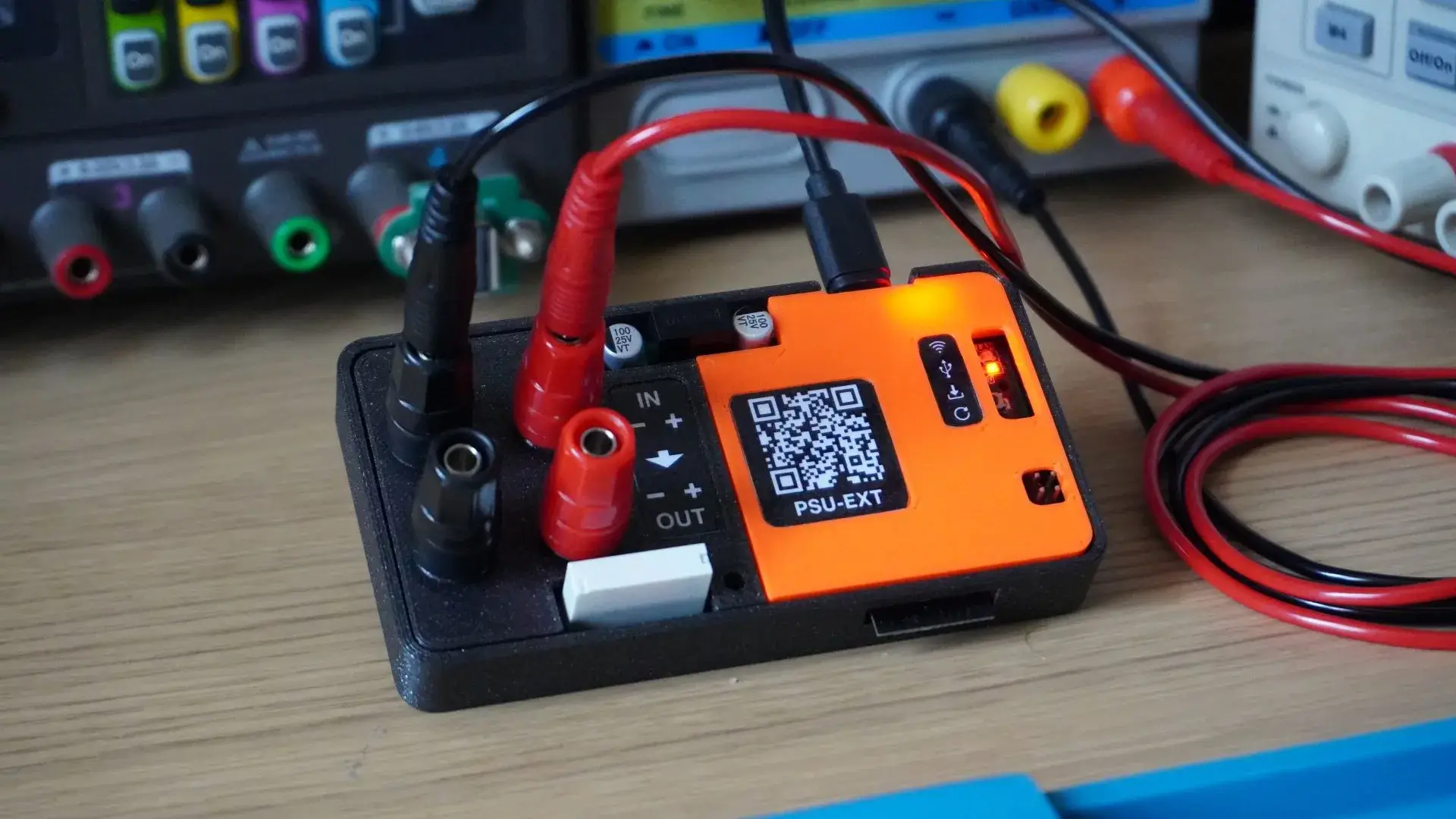 Prototype PSU-EXT placé dans un boîtier noir avec ses borniers et sa connexion USB-C