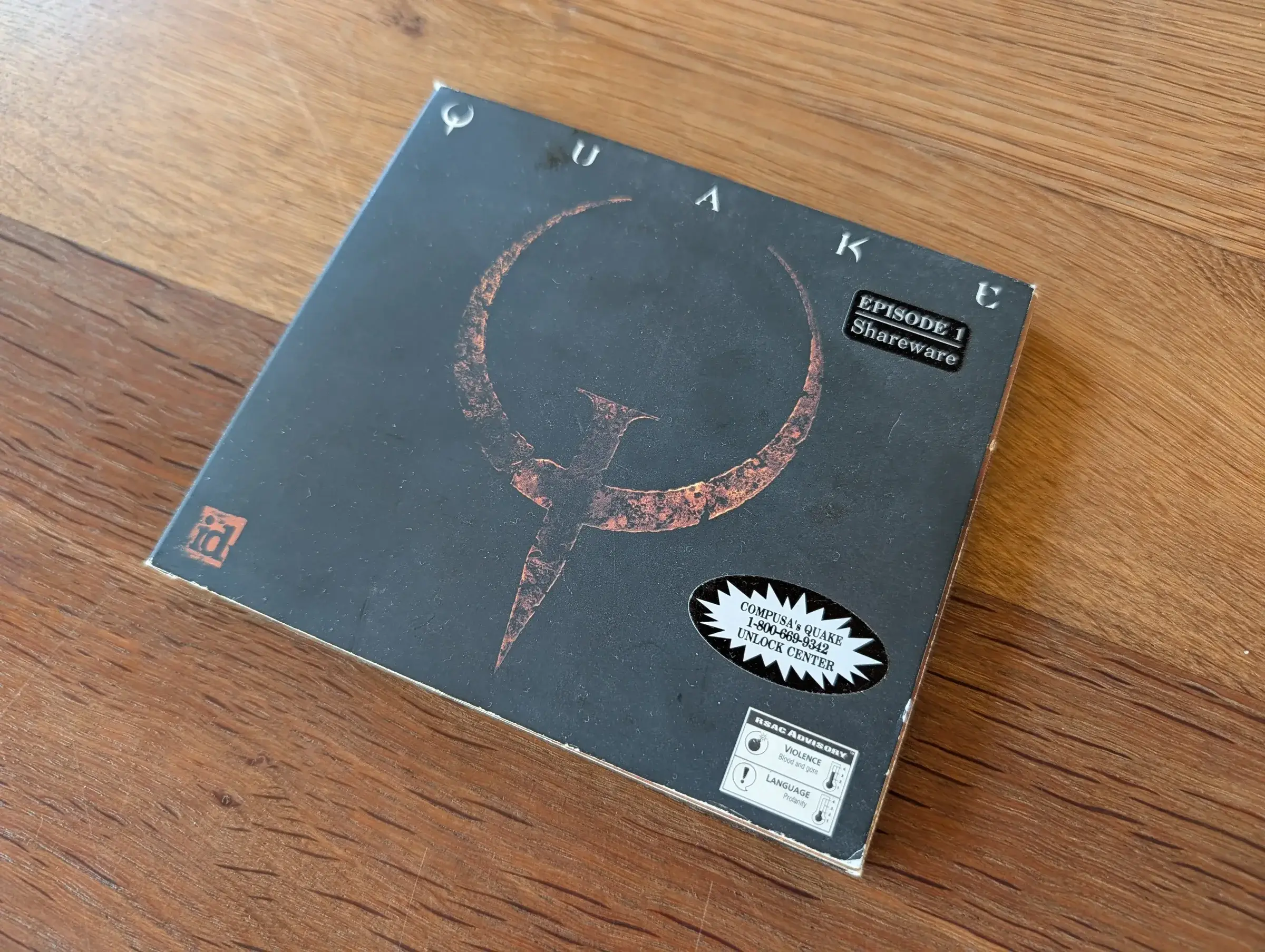 Boîte et CD-ROM shareware de Quake photographiés pour la reconstruction de Fabien Sanglard