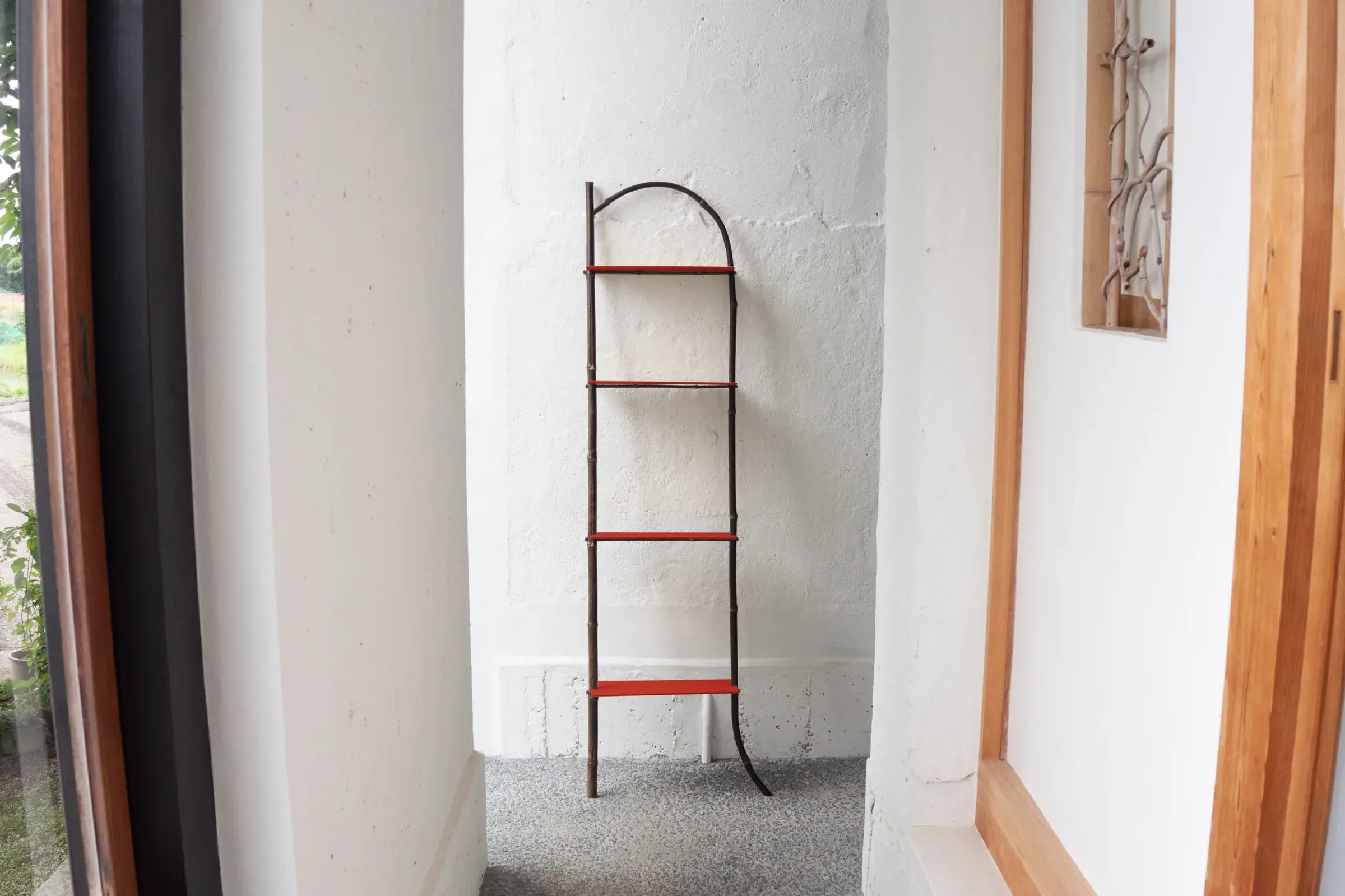 Étagère n shelf en bambou rouge dans un intérieur