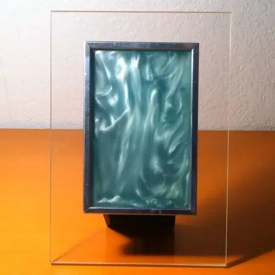 Vortex visible dans un liquide chargé de particules rhéoscopiques brillantes