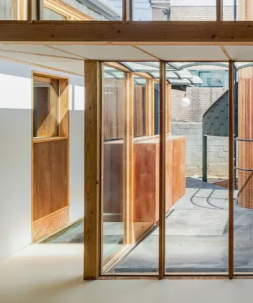 Saekdong House à Séoul, rénovation mêlant structure existante, bois et nouvelles ouvertures