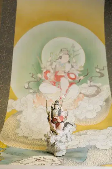 Sculpture du bodhisattva Kannon par Saya Irie devant le rouleau dont l’image a été effacée