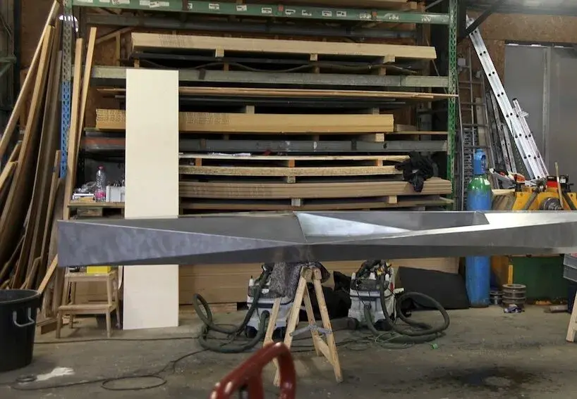 Kayak Sharp en aluminium plié et assise en liège, sur l’eau