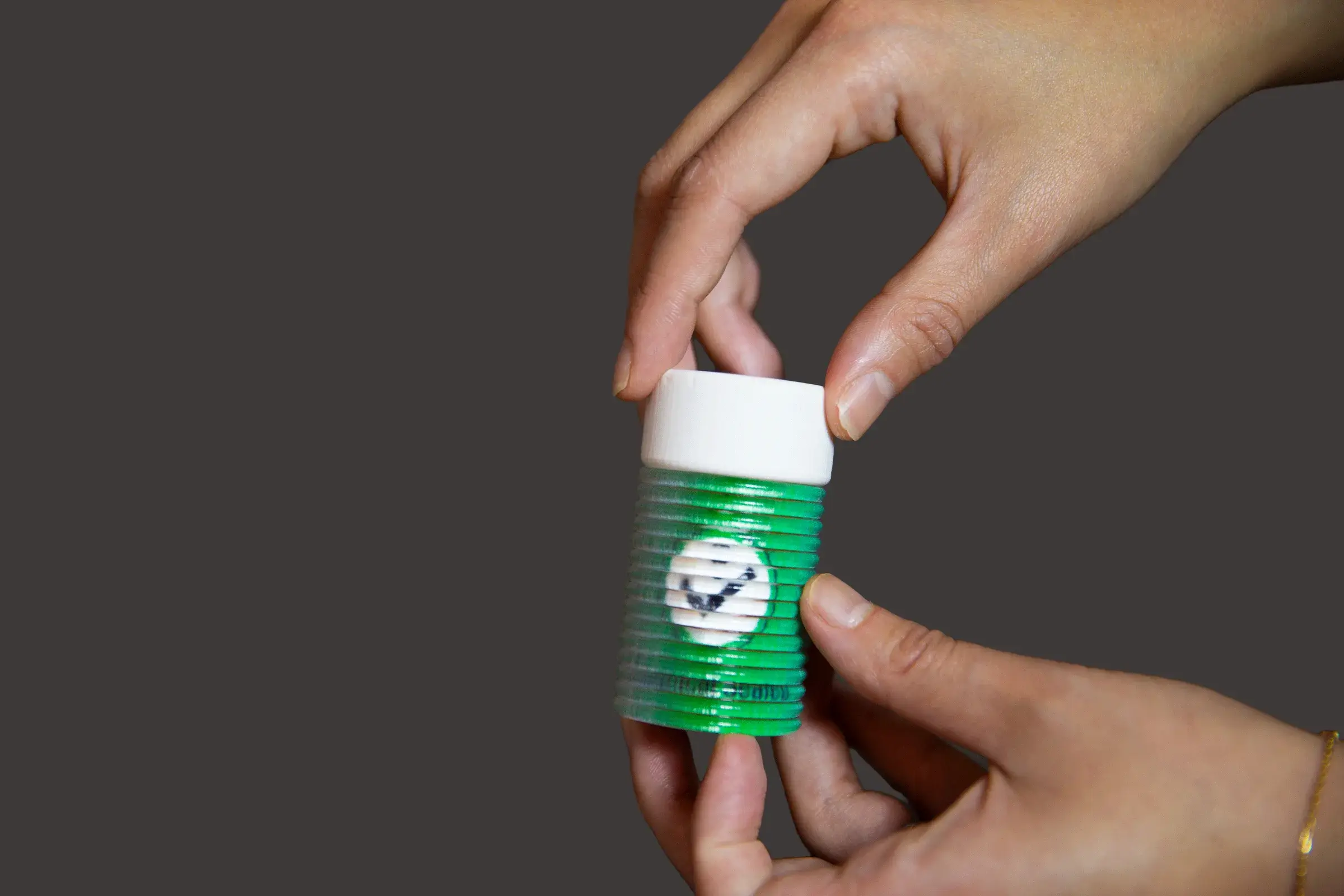 Bouteille de produits chimiques imprimée en 3D par ShiftLens, qui change d'apparence selon l'état de son bouchon