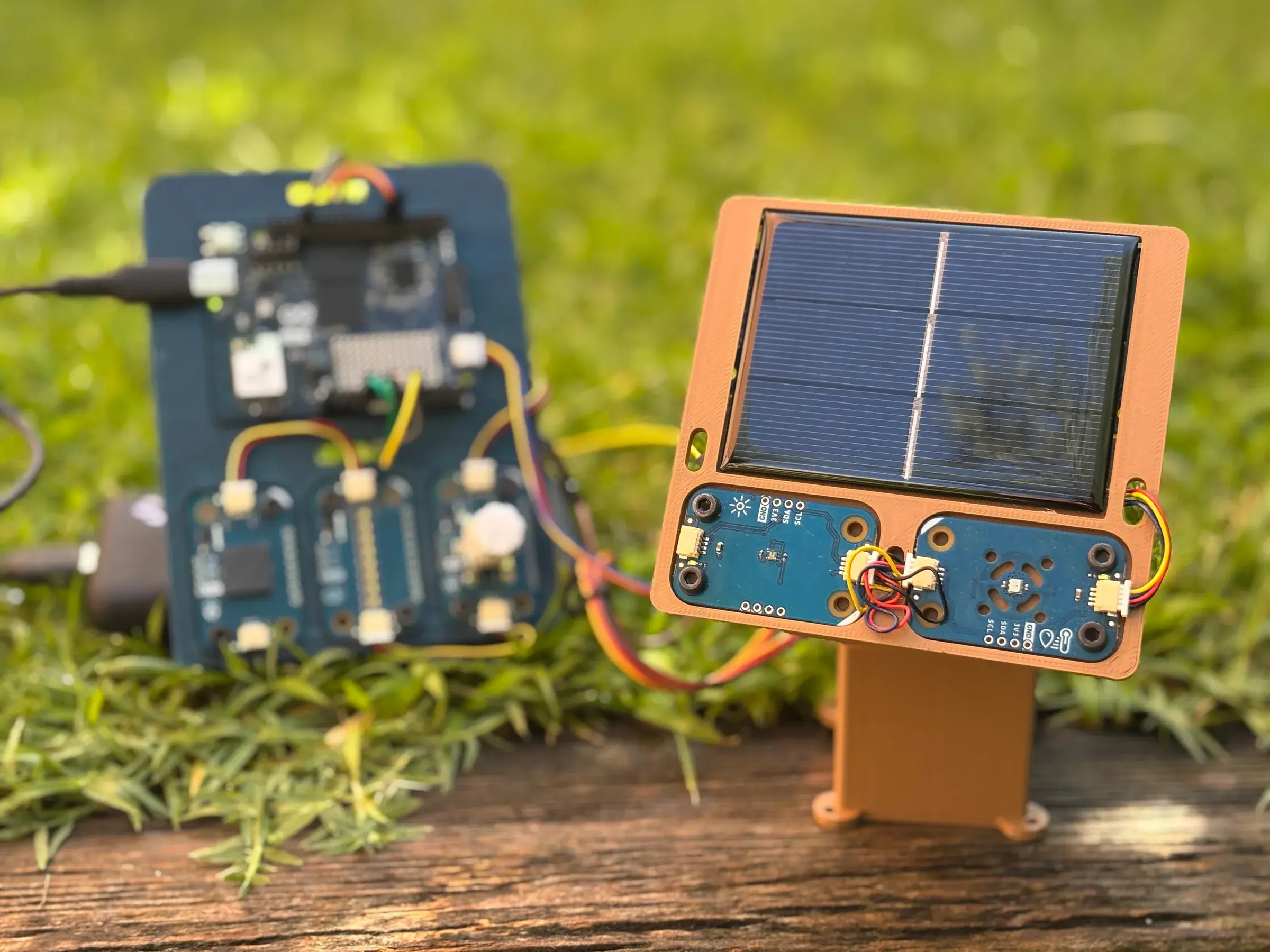 Prototype de tracker solaire Arduino UNO Q monté sur deux axes imprimés en 3D