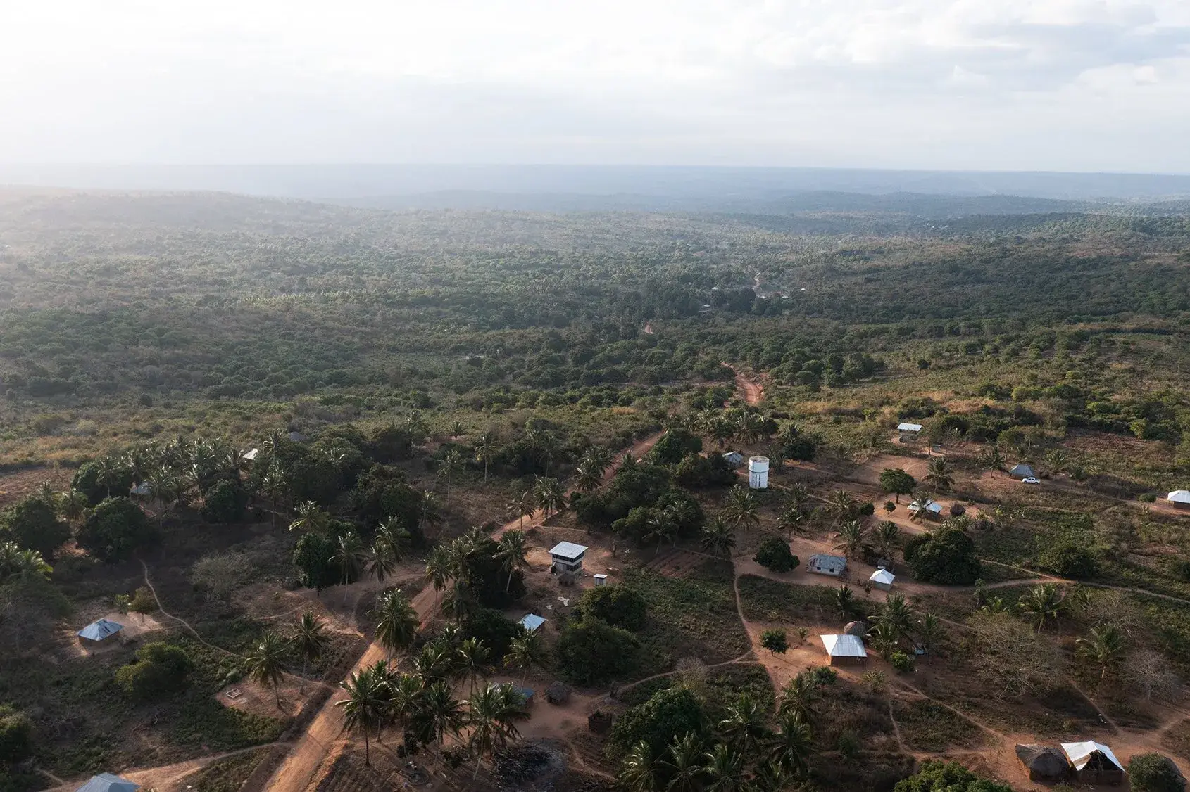 Vue aérienne d’une Star Home et de son environnement rural dans la région de Mtwara