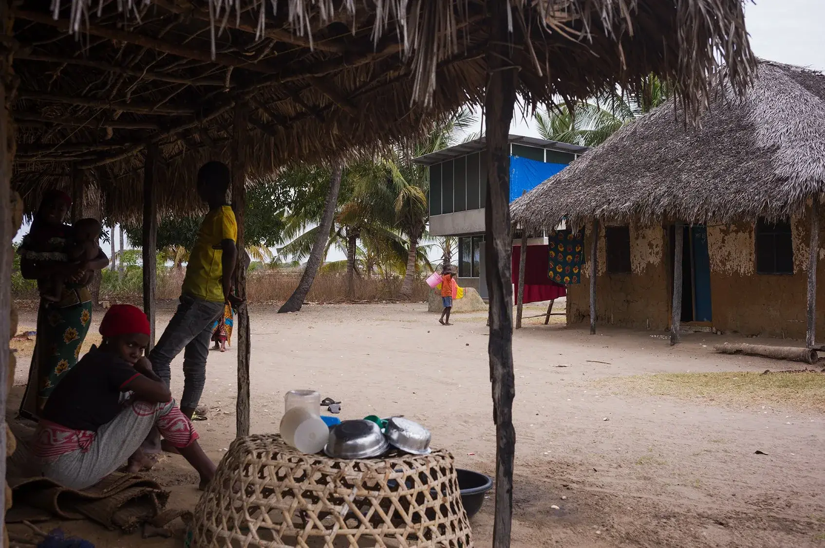 Star Home habitée dans un village de Mtwara avec sa structure légère et son environnement quotidien