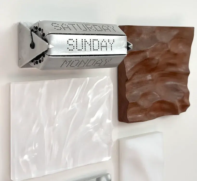 Day Display de Stupid Engineering, calendrier mural minimal en aluminium
