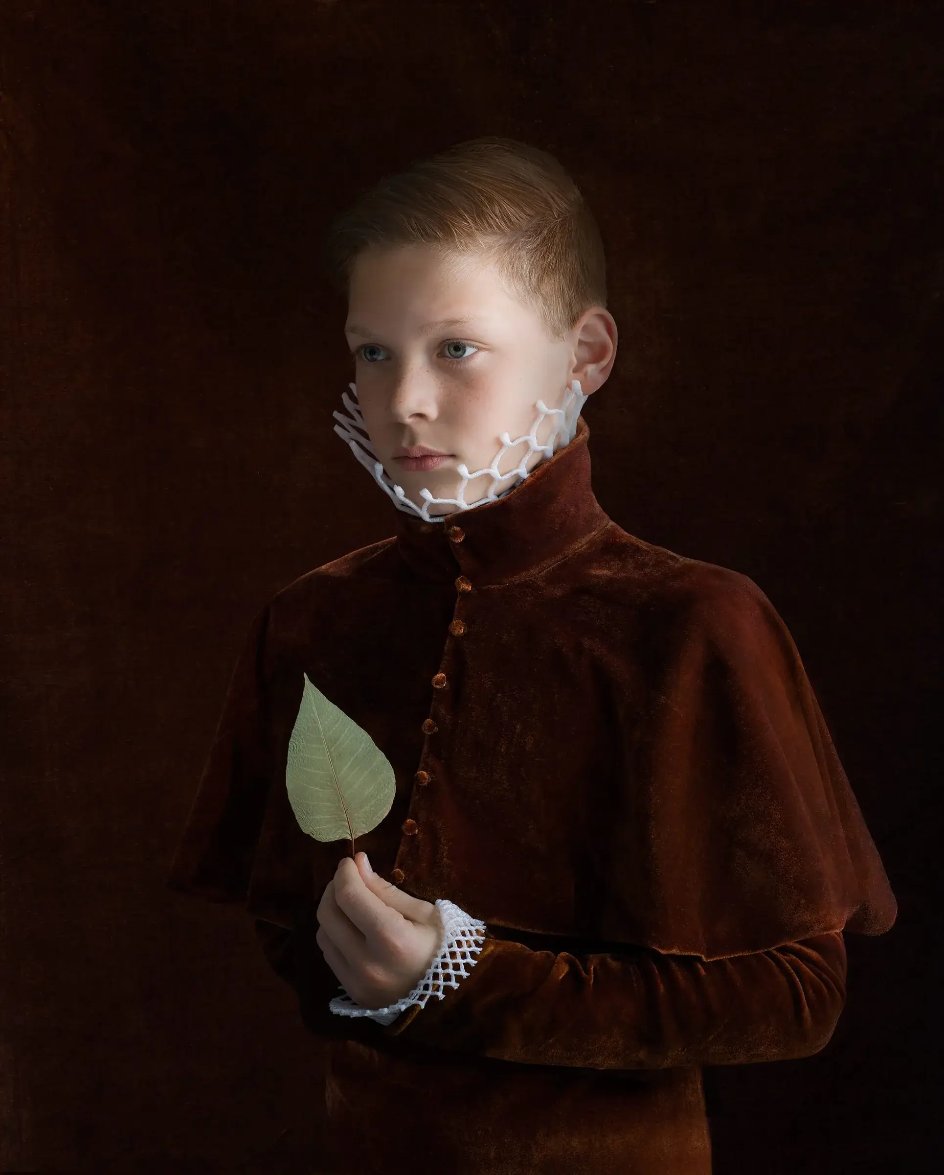 Portrait de Suzanne Jongmans inspiré des maîtres anciens, avec costume sculpté dans des matériaux d’emballage