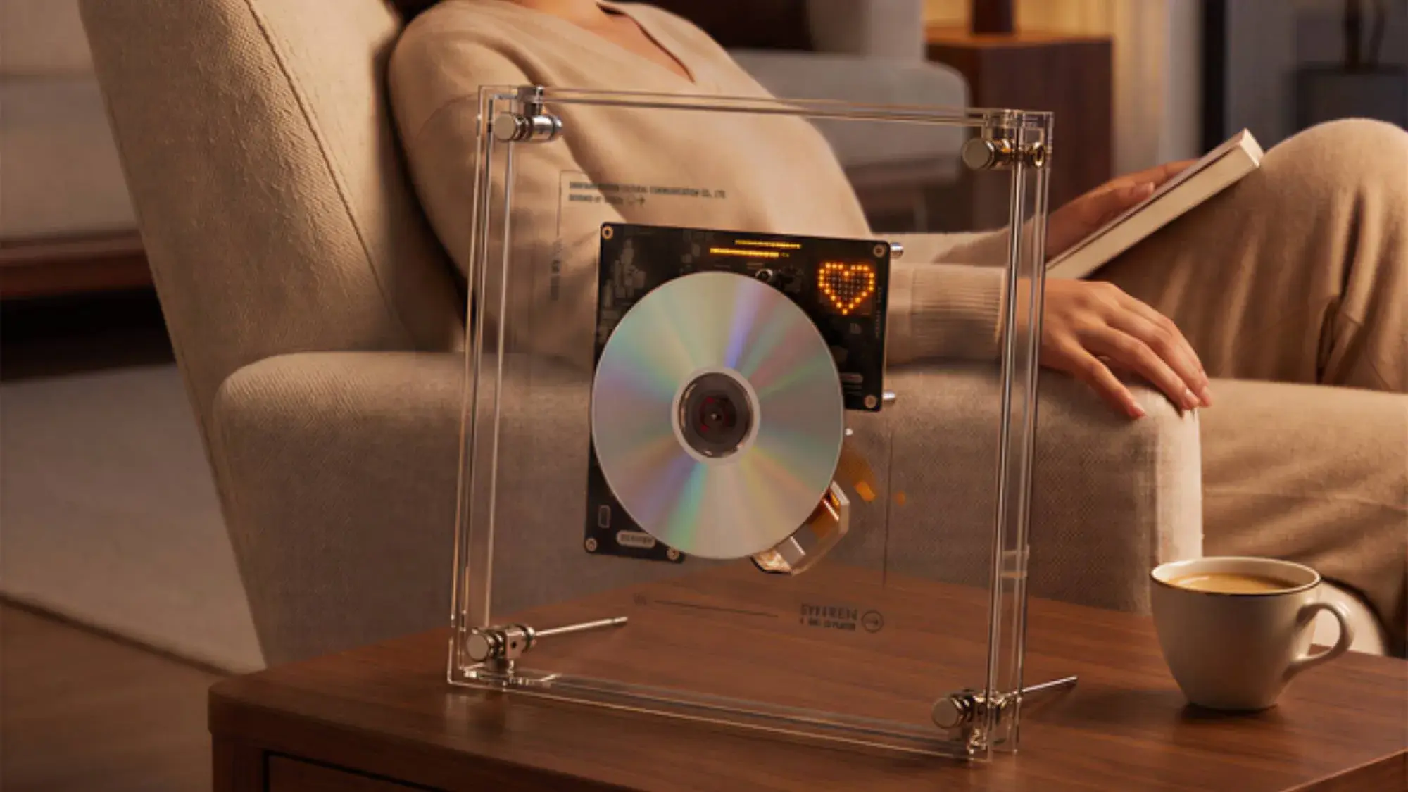 Lecteur CD Syitren RM1 transparent, posé verticalement avec un disque visible