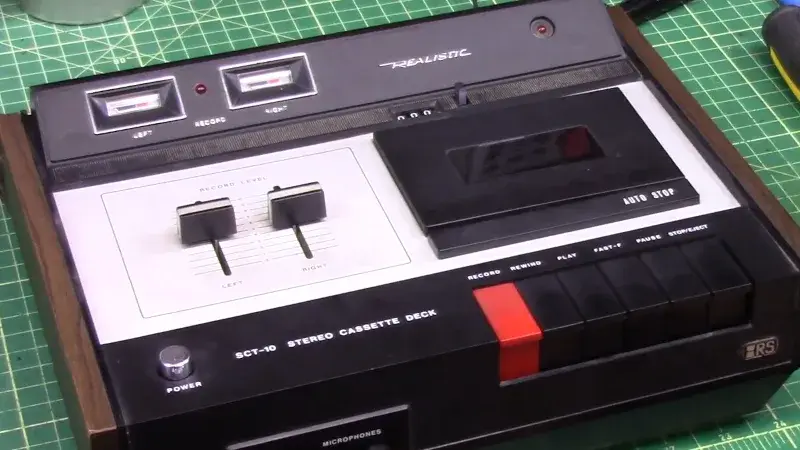 Lecteur cassette Realistic ouvert sur un établi pendant sa maintenance