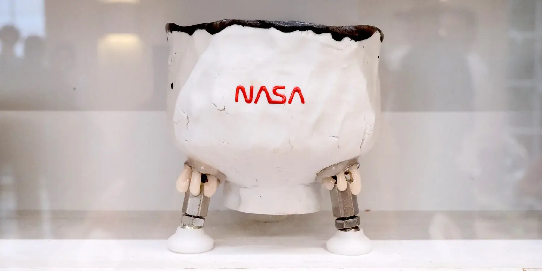 Céramiques de Tom Sachs exposées à Salon 94, avec surfaces irrégulières et réparations visibles