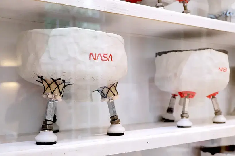 Céramiques de Tom Sachs présentant fissures et réparations visibles