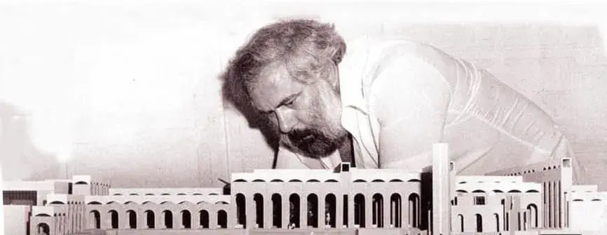 Maath Al Alousi avec une maquette pour le concours de la municipalité d’Abu Dhabi en 1979