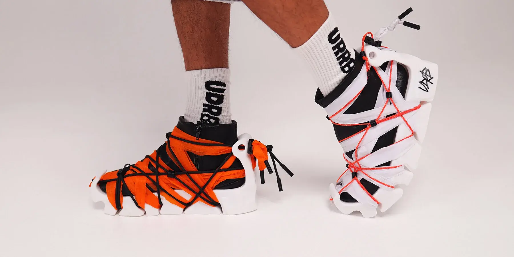 Sneaker UDRB composée d’une semelle blanche imprimée en 3D, d’une bottine noire en cuir et d’une corde vert vif