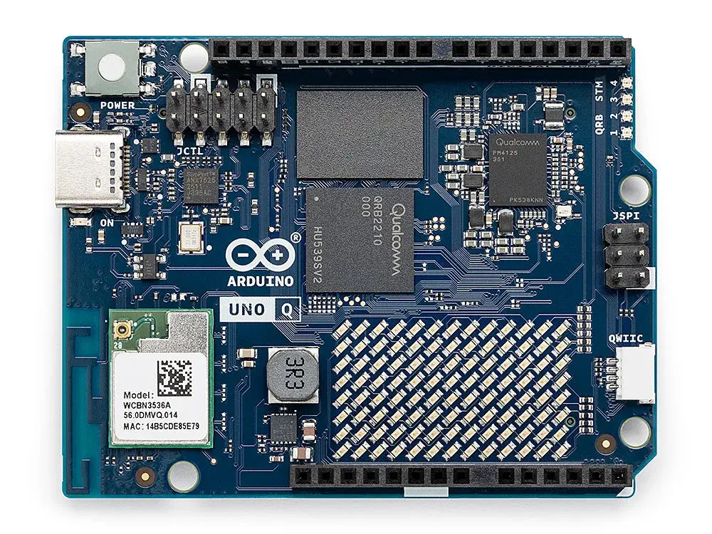 Carte Arduino UNO Q 4GB utilisée comme cœur de la console RetroConsole