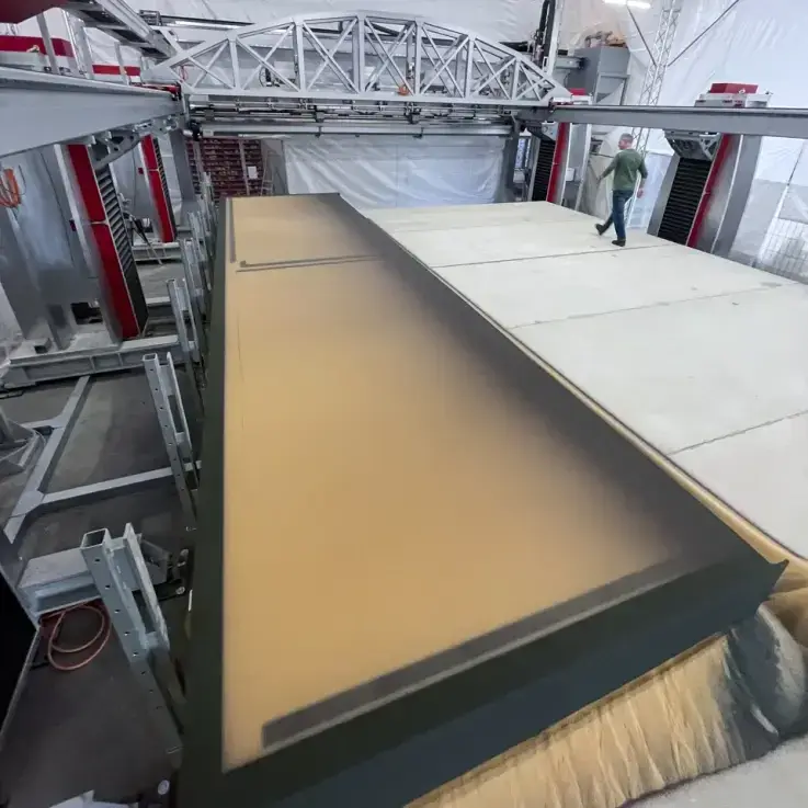 Vue rapprochée du VX9000 et de sa grande traverse au-dessus du lit de sable