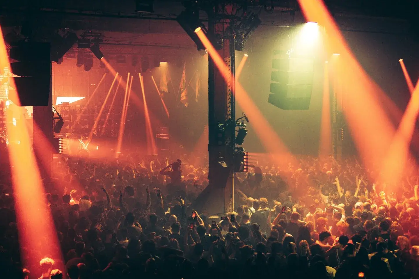 Photographie de The Warehouse Project par Harriet Bols, montrant une scène de club au milieu de la foule