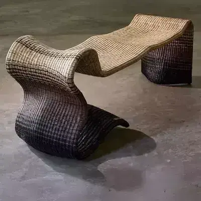 Mobilier en vannerie aux formes courbes conçu par The Wicker Story