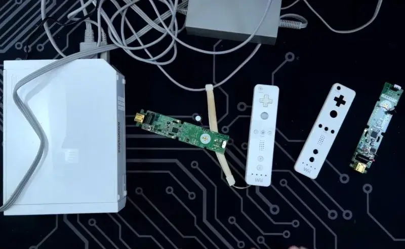 WiiMotes corrodées et démontées avant reconstruction