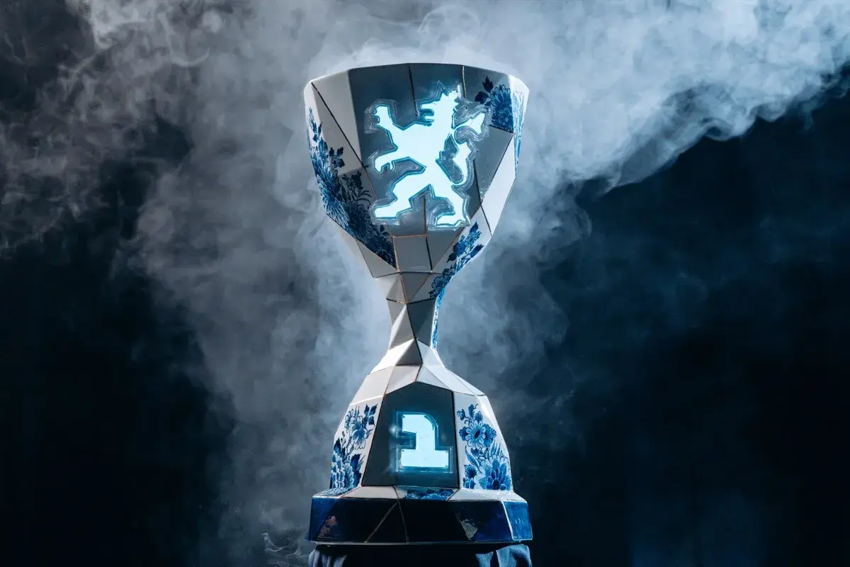 Trophée du vainqueur en porcelaine de Delft portant le numéro 1, photographié dans la fumée